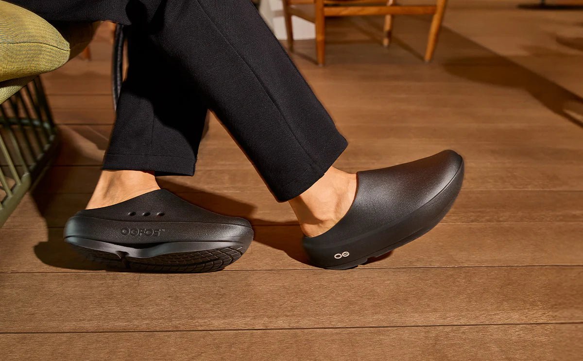 Oofos Sandals Men's Cloog PLUS Clog - Black - Image 9