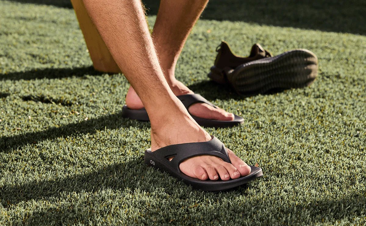 Oofos Sandals Men's OOriginal Sandal - Black - Image 9